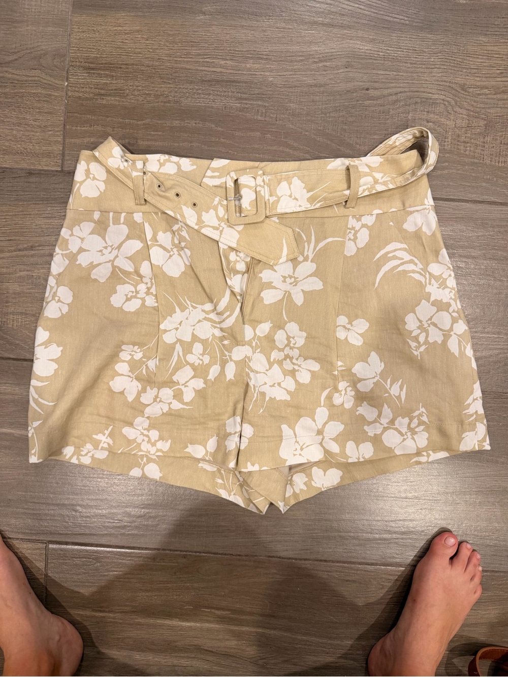 Veronica Beard Beige Floral Tie-Waist Women's Shorts - Picture 3 of 4